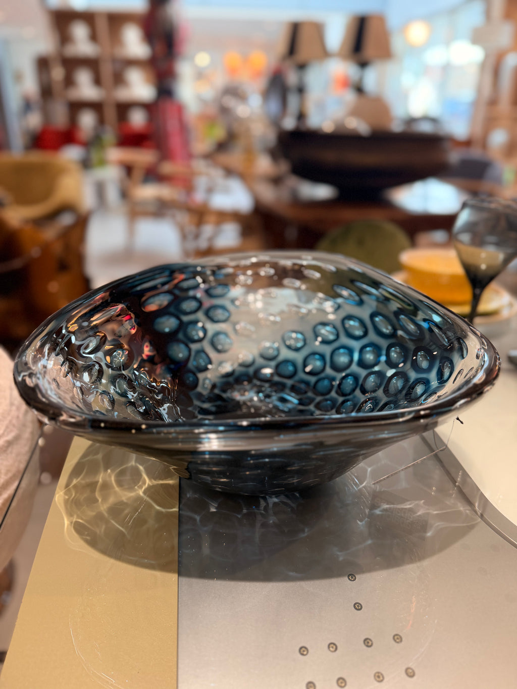 Coupe Sculpturale en Verre de Murano Bleu Cobalte à Motif Alvéolé (Bullicante / Optique)