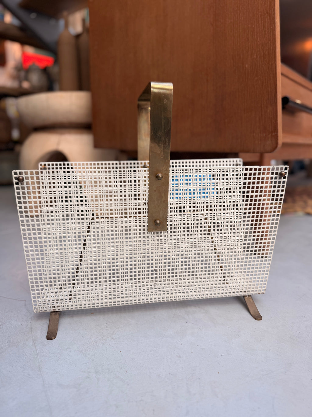 Porte-Revues Design Moderniste en Tôle Perforée Blanche & Laiton – Façon Mathieu Matégot (Années 1960)