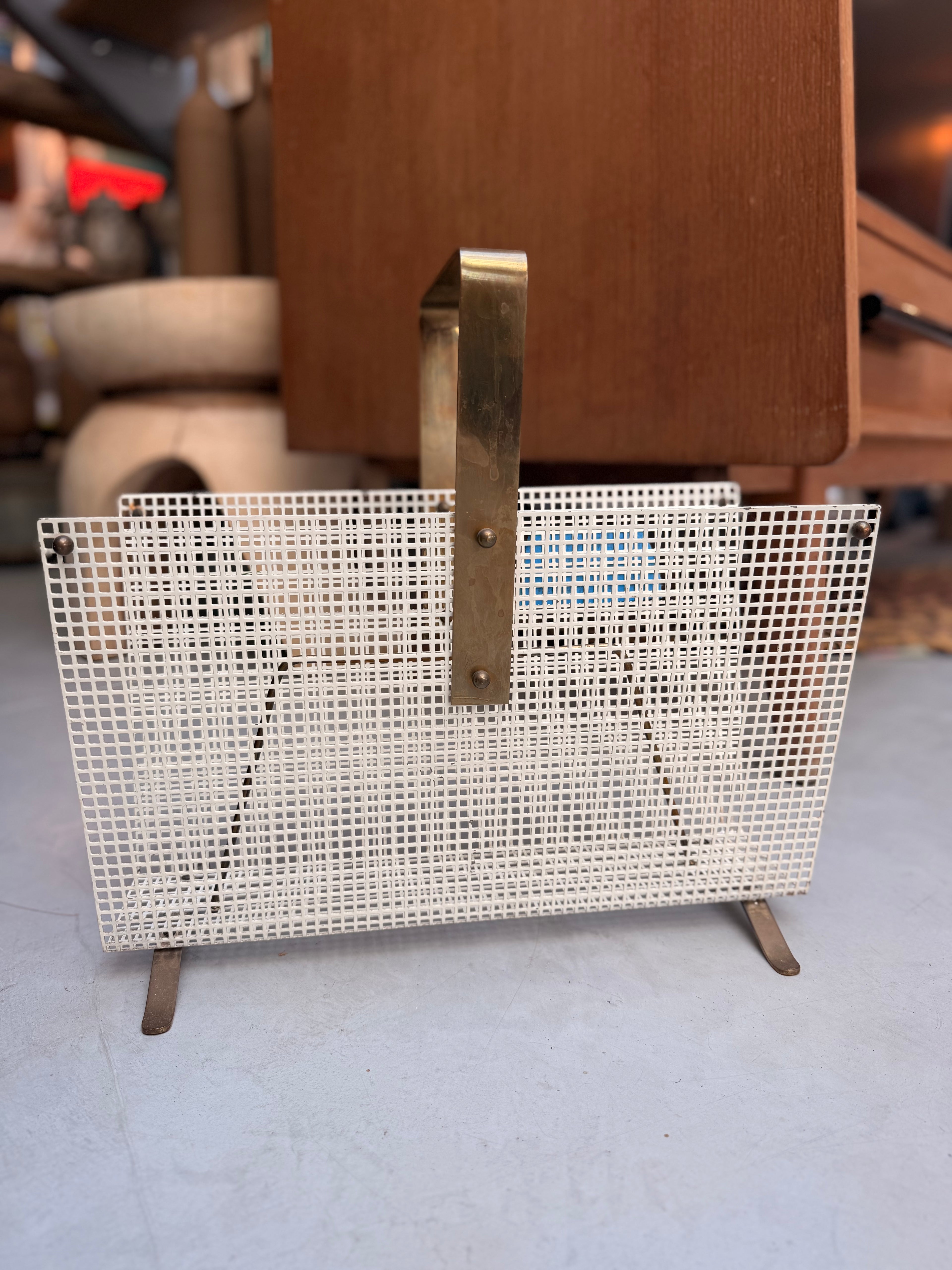 Porte-Revues Design Moderniste en Tôle Perforée Blanche & Laiton – Façon Mathieu Matégot (Années 1960)