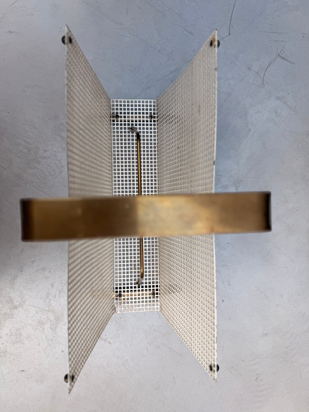 Porte-Revues Design Moderniste en Tôle Perforée Blanche & Laiton – Façon Mathieu Matégot (Années 1960)