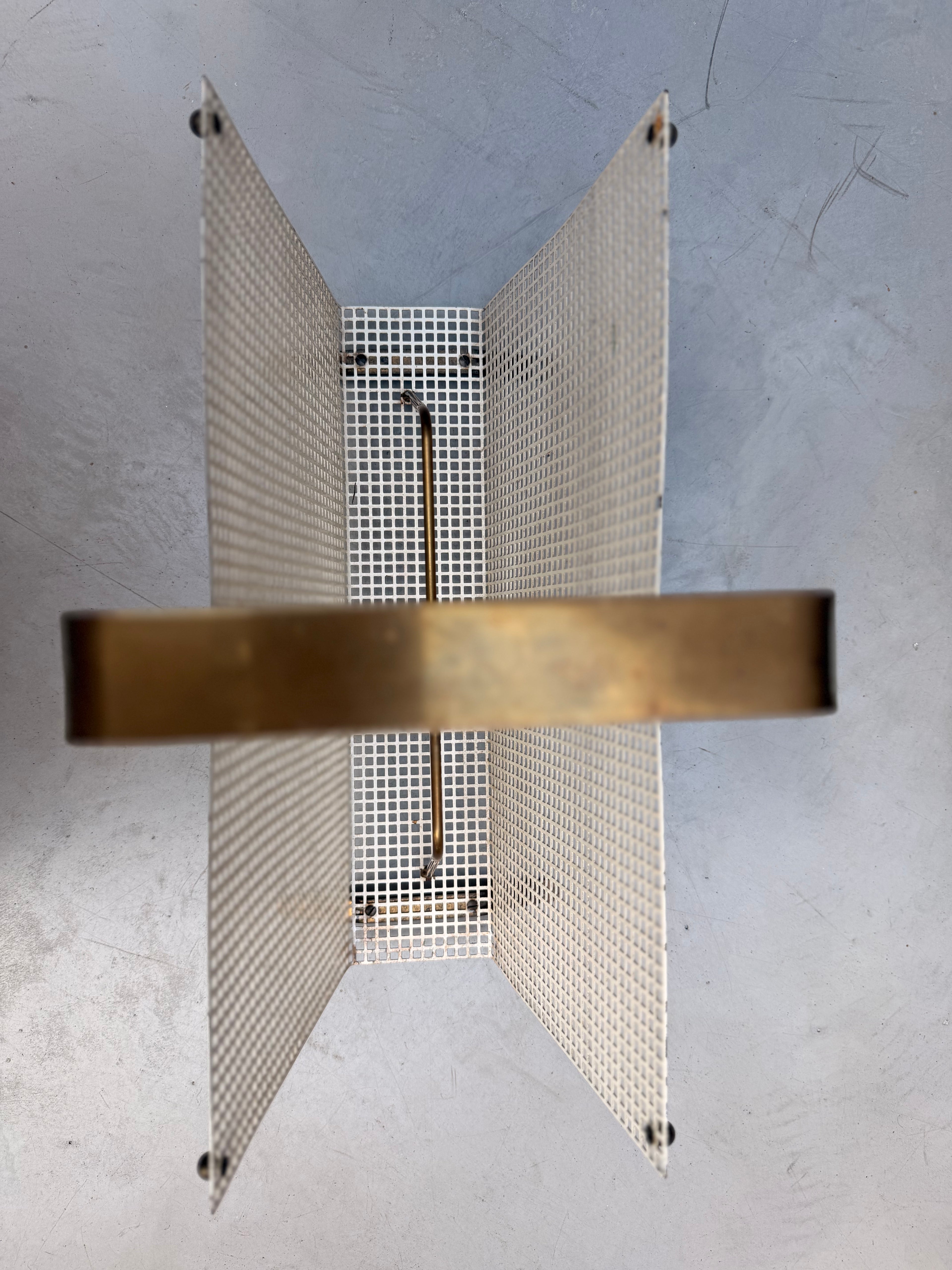 Porte-Revues Design Moderniste en Tôle Perforée Blanche & Laiton – Façon Mathieu Matégot (Années 1960)