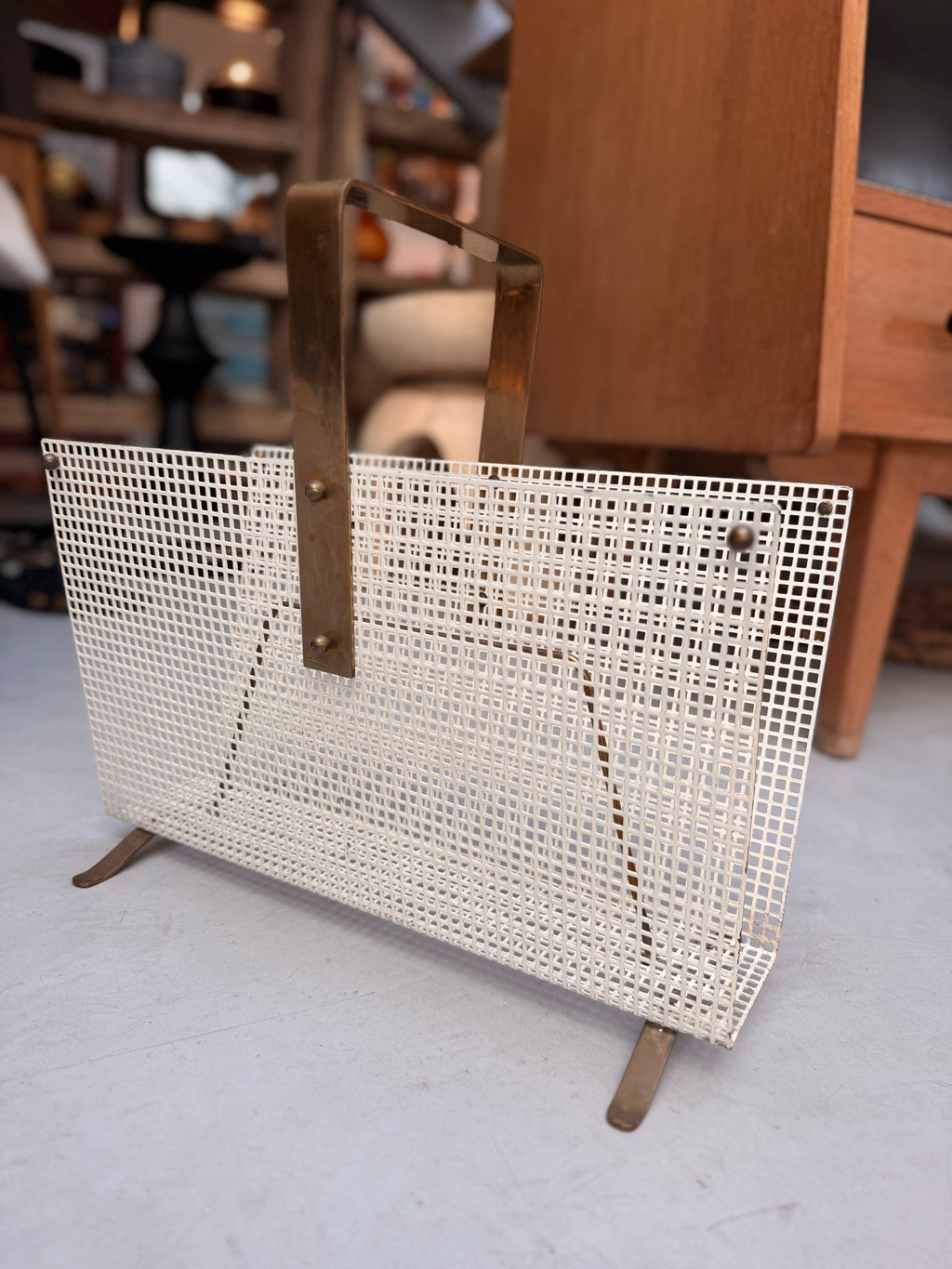 Porte-Revues Design Moderniste en Tôle Perforée Blanche & Laiton – Façon Mathieu Matégot (Années 1960)