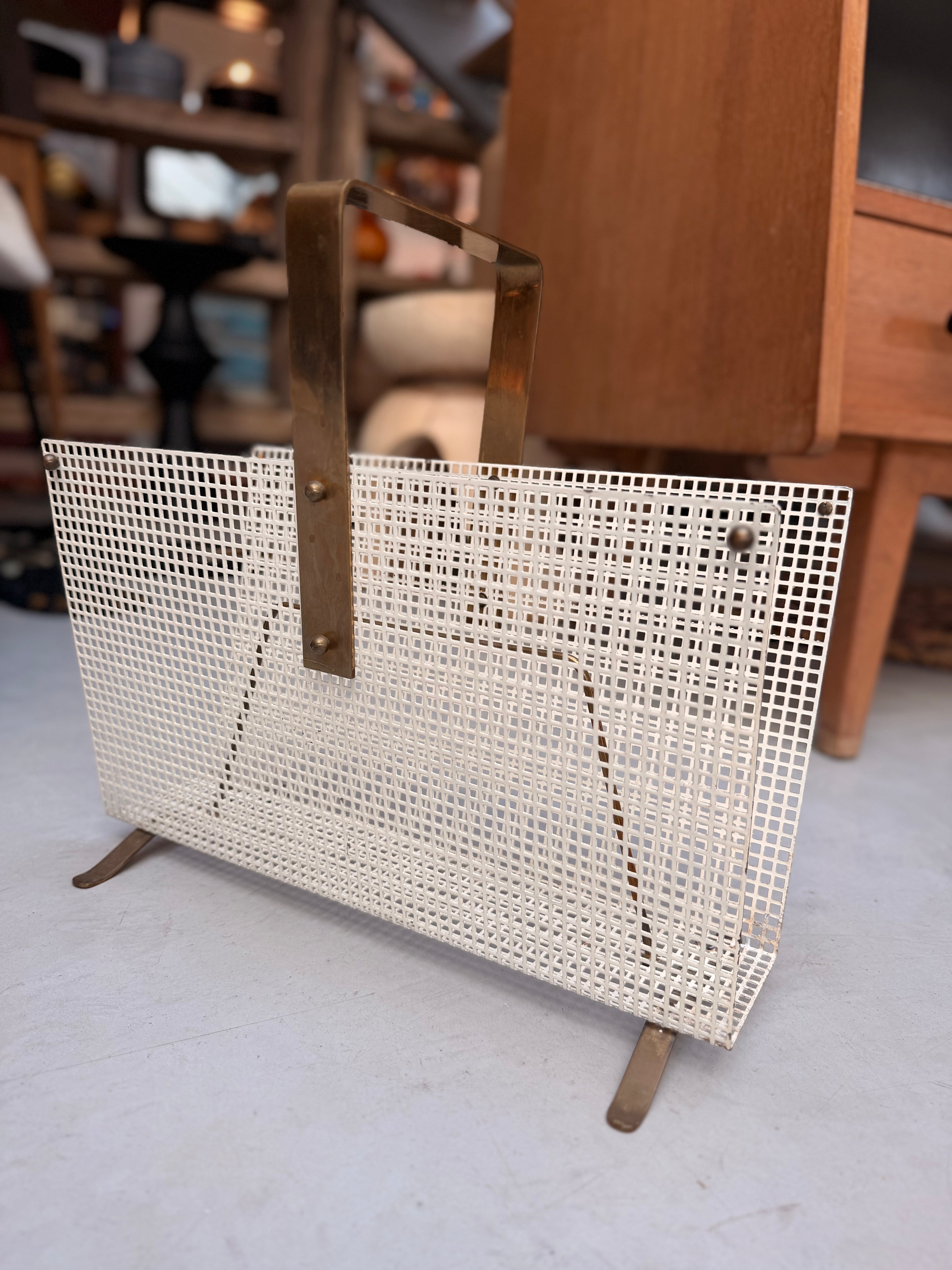 Porte-Revues Design Moderniste en Tôle Perforée Blanche & Laiton – Façon Mathieu Matégot (Années 1960)